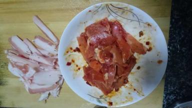 猪肉肥瘦分开切片，瘦肉加以豆瓣酱、生抽、生粉进行腌制