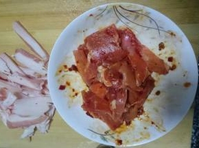 猪肉肥瘦分开切片，瘦肉加以豆瓣酱、生抽、生粉进行腌制
