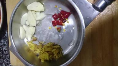 生姜、蒜片、土豆片切好后放在一旁备用（土豆泡置于清水中以防变色）