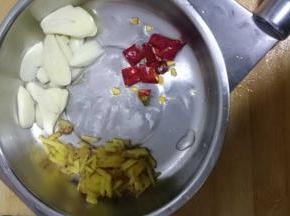 生姜、蒜片、土豆片切好后放在一旁备用（土豆泡置于清水中以防变色）