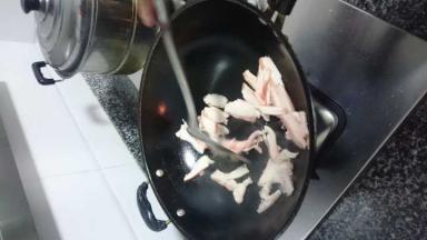 肥肉下锅炸油，炒至焦脆加入姜丝、蒜片、干海椒炒料