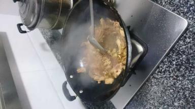 倒入腌制好的瘦肉混合爆炒，约1分钟后片起锅保持肉质鲜嫩