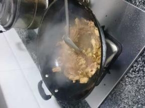 倒入腌制好的瘦肉混合爆炒，约1分钟后片起锅保持肉质鲜嫩