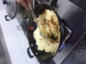 放入土豆片，炒至2-3分钟后倒入事先炒好的猪肉片，加入适量盐，混合翻炒入味