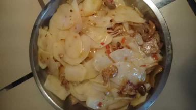 混合翻炒2分钟后起锅，一份微辣可口的土豆肉片，保证让你饭犹未尽，回味无穷...