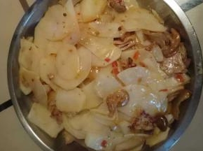 混合翻炒2分钟后起锅，一份微辣可口的土豆肉片，保证让你饭犹未尽，回味无穷...