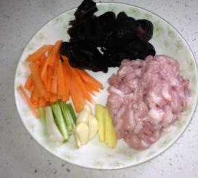 猪肉、胡萝卜、黑木耳、生姜、大蒜等材料切丝备用