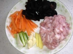 猪肉、胡萝卜、黑木耳、生姜、大蒜等材料切丝备用