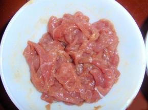 猪肉加以生抽、淀粉进行腌制3-5分钟