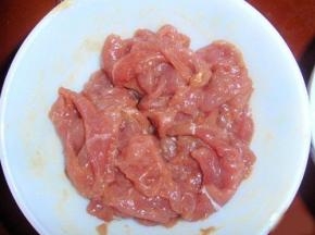猪肉加以生抽、淀粉进行腌制3-5分钟