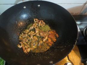 热锅下油，倒入肉丝翻炒1分钟后捞起备用，保证肉质鲜嫩