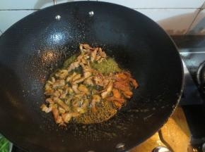 热锅下油，倒入肉丝翻炒1分钟后捞起备用，保证肉质鲜嫩