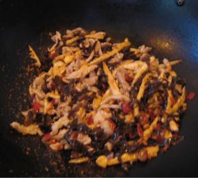 爆炒姜丝、蒜蓉、葱段，下入胡萝卜和黑木耳翻炒，约1分钟后加入肉丝，倒入生抽、老抽、醋、辣椒酱、白糖、料酒、盐进行翻炒