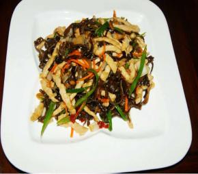 1-2分钟后起锅，一份酸甜脆爽的鱼香肉丝就完成了，中午配饭吃简直不要太棒~！