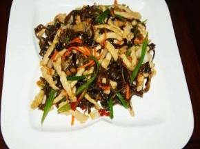 1-2分钟后起锅，一份酸甜脆爽的鱼香肉丝就完成了，中午配饭吃简直不要太棒~！