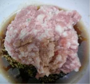 将猪肉洗净进行剁馅，依次放入盐、生抽、白糖、胡椒粉、姜粒和水，将肉馅充分搅拌调和