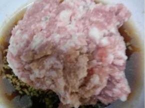 将猪肉洗净进行剁馅，依次放入盐、生抽、白糖、胡椒粉、姜粒和水，将肉馅充分搅拌调和