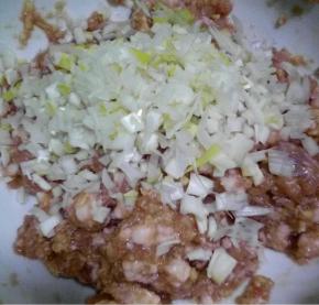 放入香油和葱蒜油，加入剁好的白菜，使白菜与肉馅酱汁充分搅拌调匀