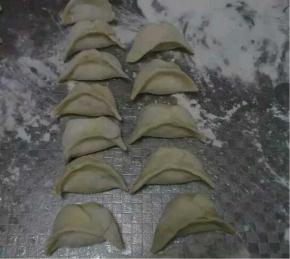 用事先买好的饺子皮包饺子，同时烧开水准备下饺子