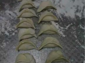 用事先买好的饺子皮包饺子，同时烧开水准备下饺子
