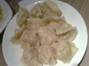 水开后下饺子，第一次烧开后加适量冷水，重复3次，饺子浮于水面后就可以捞出来装盘了