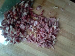 腊肉洗净切丁，胡萝卜去皮切丁备用