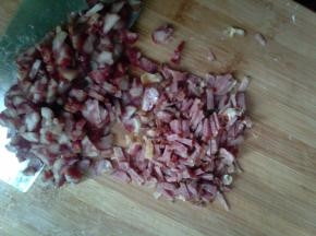 腊肉洗净切丁，胡萝卜去皮切丁备用