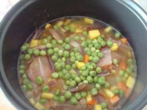 大米淘净放进电饭锅，同时放入腊肉、胡萝卜、豌豆，水量以没过米饭为宜，按下煮饭键，静候美味
