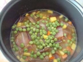 大米淘净放进电饭锅，同时放入腊肉、胡萝卜、豌豆，水量以没过米饭为宜，按下煮饭键，静候美味