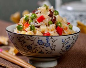 米饭煮好后焖15分钟，让腊肉的熏香、胡萝卜和豌豆的清香完全渗入米饭，接下来就可以开锅品尝了，无需配菜都可以吃上2碗哦~