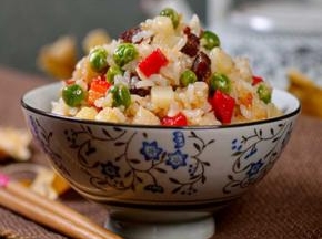 米饭煮好后焖15分钟，让腊肉的熏香、胡萝卜和豌豆的清香完全渗入米饭，接下来就可以开锅品尝了，无需配菜都可以吃上2碗哦~