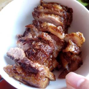 把腌制好的五花肉下锅放油煎至金黄，切片码放在碗中备用