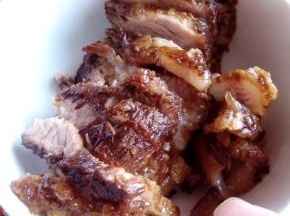 把腌制好的五花肉下锅放油煎至金黄，切片码放在碗中备用