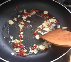 生姜、大葱、大蒜和干海椒切圈，油锅加热后爆香