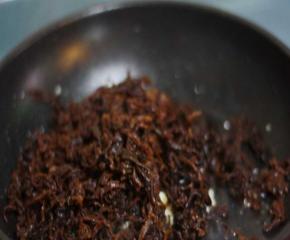 倒入梅干菜，放盐、五香粉、生抽、料酒，炒匀后小火收汁备用