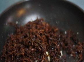 倒入梅干菜，放盐、五香粉、生抽、料酒，炒匀后小火收汁备用