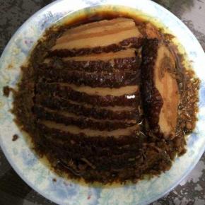 蒸好后倒扣在盘子里，将剩余的汤汁洒在肉上，梅干菜完美的吸收了五花肉的肥腻，一道软糯醇香、肥而不腻的梅菜扣肉就做好了