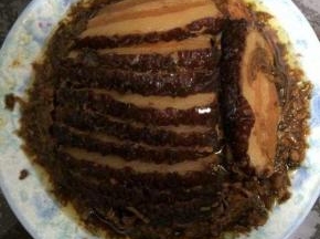 蒸好后倒扣在盘子里，将剩余的汤汁洒在肉上，梅干菜完美的吸收了五花肉的肥腻，一道软糯醇香、肥而不腻的梅菜扣肉就做好了