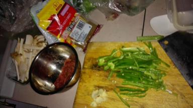 猪肉、杏鲍菇、生姜切片，青椒洗净切条，猪肉用姜片和豆瓣酱腌制3分钟，去腥调味