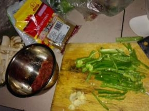 猪肉、杏鲍菇、生姜切片，青椒洗净切条，猪肉用姜片和豆瓣酱腌制3分钟，去腥调味