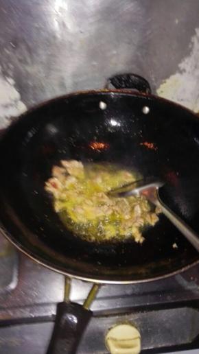 热锅下油，爆炒肉片约1分钟后依次加杏鲍菇和青椒进行翻炒