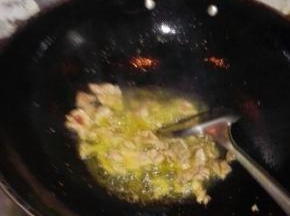 热锅下油，爆炒肉片约1分钟后依次加杏鲍菇和青椒进行翻炒