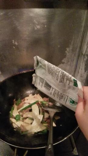 翻炒过程中加鸡精、花椒粉和盐进行调味