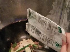 翻炒过程中加鸡精、花椒粉和盐进行调味