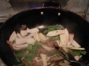 大火翻炒2-3分钟起锅装盘，鲜嫩清香的杏鲍菇炒肉就做好了