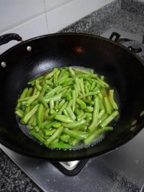 四季豆洗净撕筋，去除头尾，沸水入锅焯透去除毒性