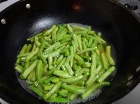 四季豆洗净撕筋，去除头尾，沸水入锅焯透去除毒性