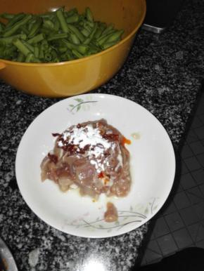 猪肉切片，加以豆瓣酱、生粉、姜片进行腌制去腥入味