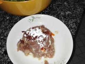 猪肉切片，加以豆瓣酱、生粉、姜片进行腌制去腥入味