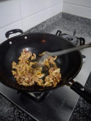 油锅爆炒肉片，猪肉变色后出锅装盘，保证肉质鲜嫩